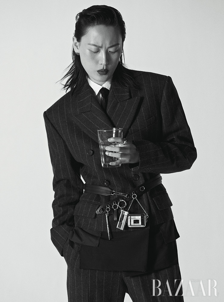 재킷, 팬츠는 Masion Margiela. 셔츠, 넥타이는 Dior. 귀고리는 Louis Vuitton. 반지는 Dior. 벨트는 가격 미정, 벨트에 장식한 펜 참은 40만원대, 라이터 참은 70만원대, 에어팟 참은 90만원대 모두 Fendi. 