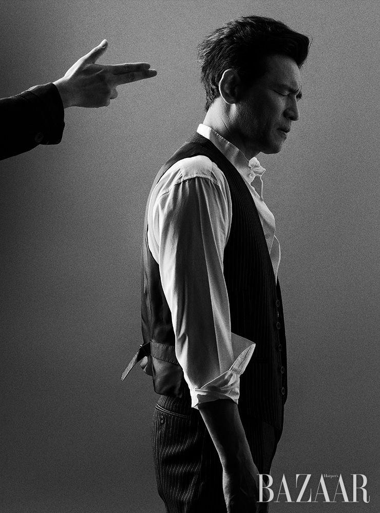 베스트, 팬츠는 모두 Alexander McQeen. 셔츠는 Dolce & Gabbana. 