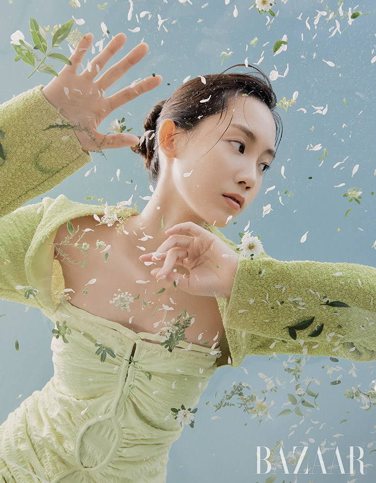 원피스는 Rejina Pyo. 카디건은 Leey.