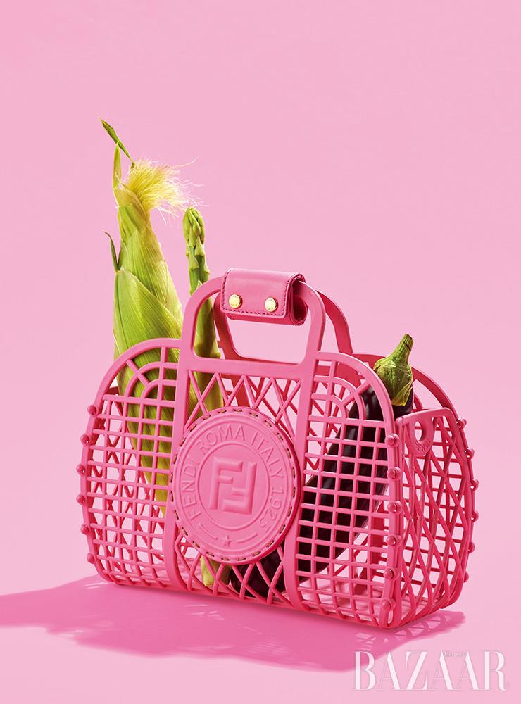 장바구니 모양의 네트 백은 80만원대 Fendi.
