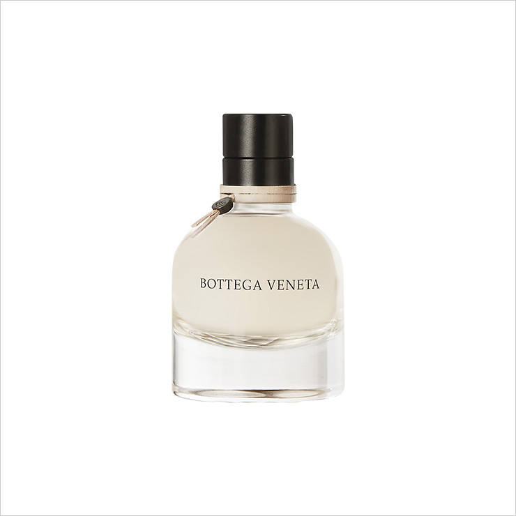 향수는 Bottega Veneta ‘시그니처 오 드 퍼퓸’.