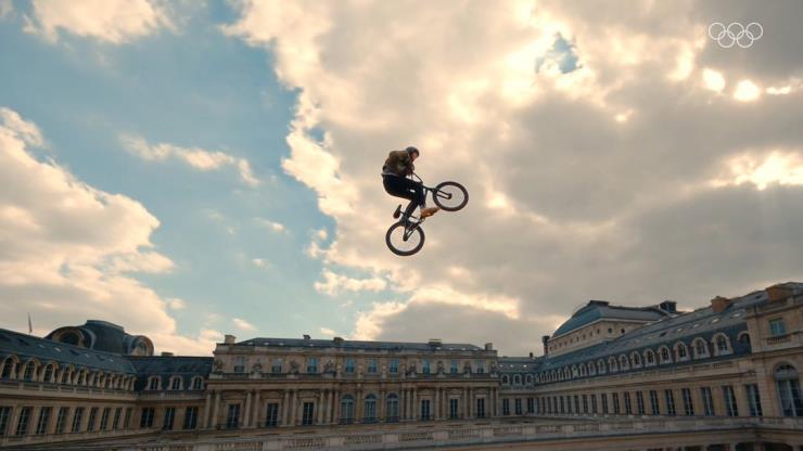파리 명소를 누비는 BMX 선수들