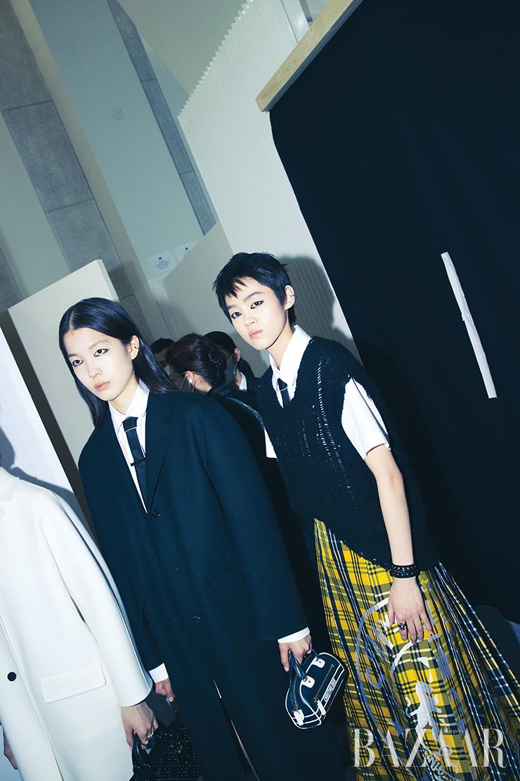 신선한 얼굴들이 많이 등장한 디올 2022 가을 쇼. 고등학생 모델 고석하와 쇼의 오프닝을 맡은 조윤서.