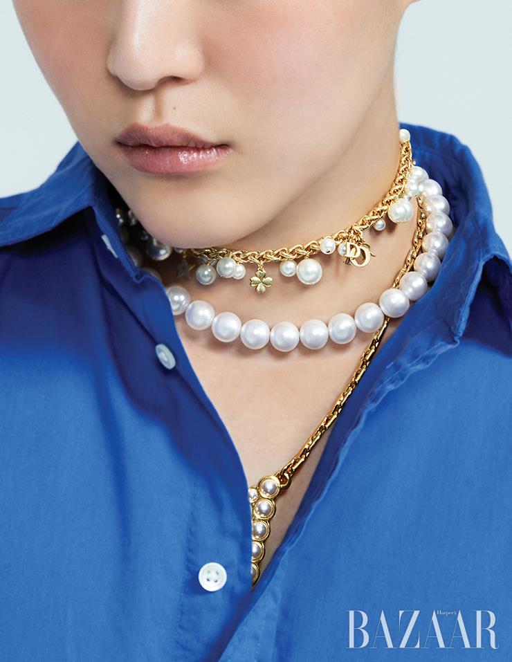 참 장식이 더해진 진주 목걸이는 Dior. 진주 목걸이와 알파벳 M 모티프의 참 목걸이가 결합된 목걸이는 47만원 Moschino. 셔츠는 19만원대 Polo Ralph Lauren.