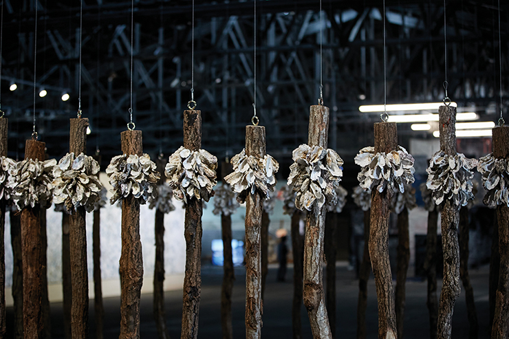 메간 코프(b.1982, 호주), <킹인야라 구윈얀바(오프 컨트리)>, 2022, 굴, 목재, 철, 가변크기.
