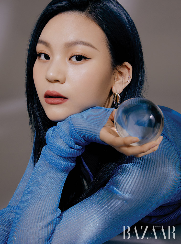 엄지가 입은 터틀넥은 Wooyoungmi. 귀고리는 Hei.