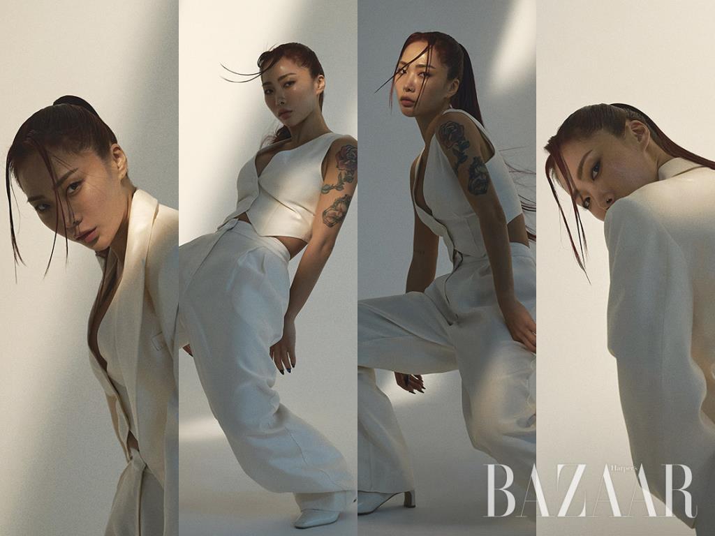 컷아웃 블레이저, 베스트, 팬츠는 모두 H&M. 앵클 부티 힐은 스타일리스트 소장품.