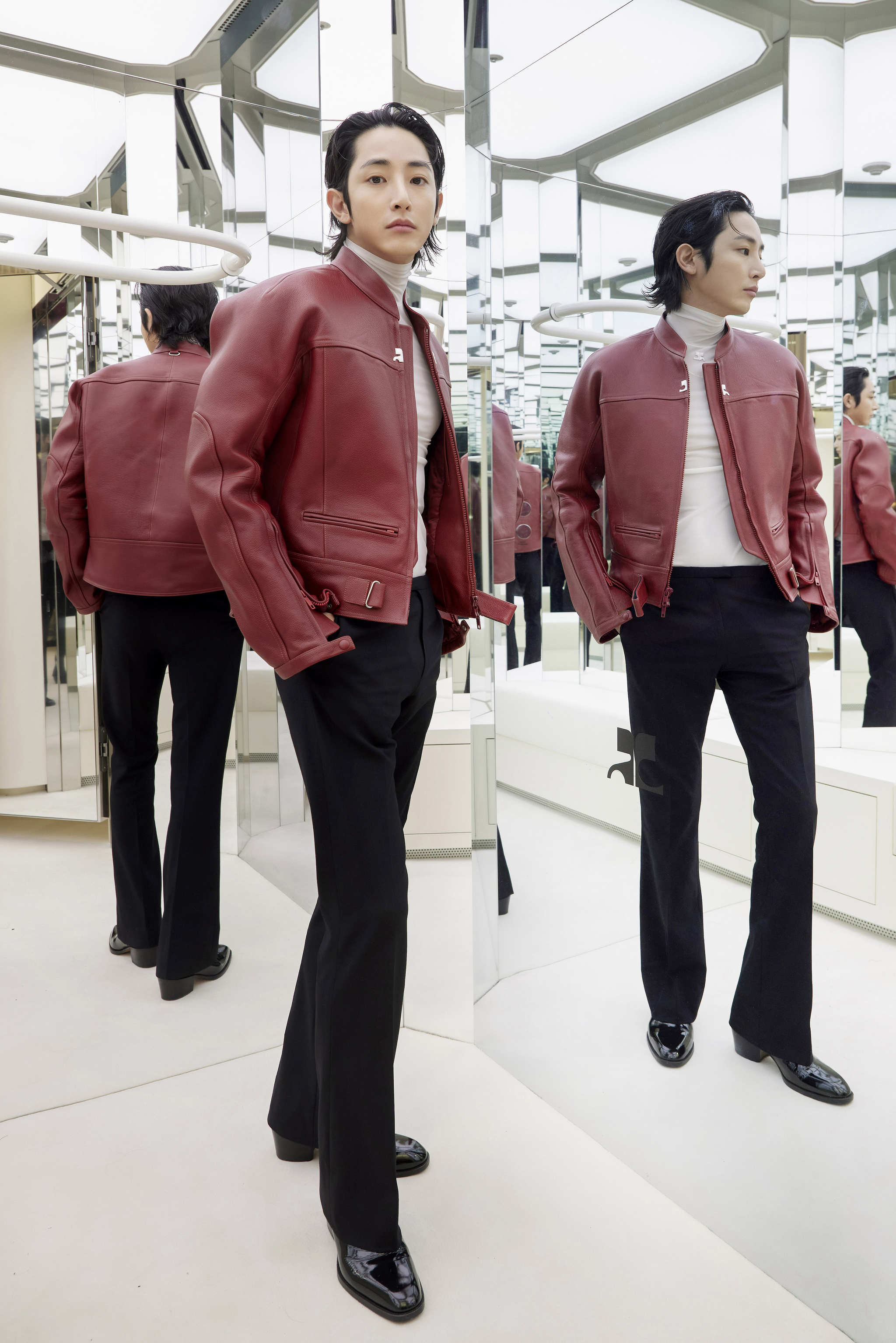 모든 면이 거울로 세팅된 꾸레쥬 피팅룸에서의 이수혁