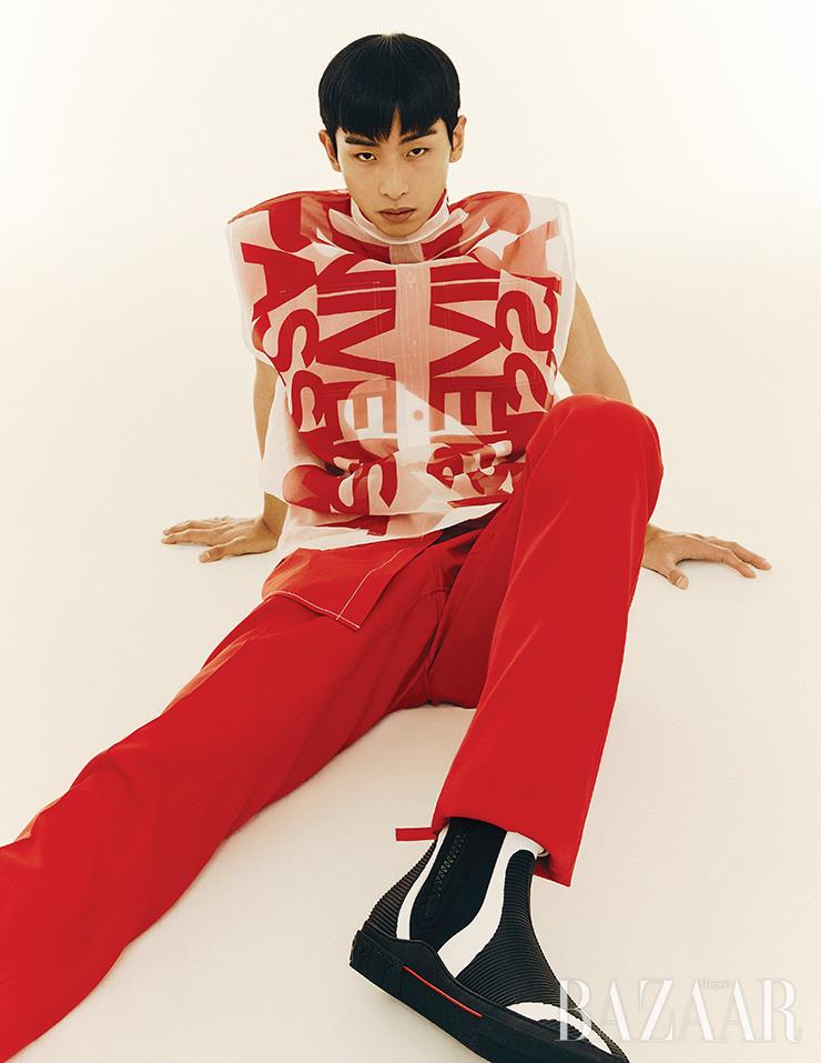 유고가 입은 톱, 팬츠, 하이톱 스니커즈는 모두 Burberry.