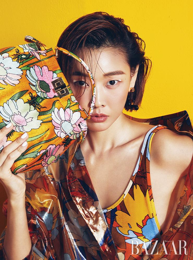 아우터, 스윔수트, 귀고리, ‘피카부 아이코닉 미니’ 백은 모두 Fendi.
