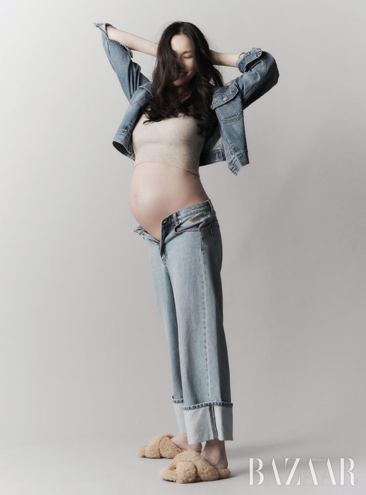 데님 재킷은 12만9천원 Levi’s. 니트 브라 톱은 8만원대 8 by Yoox. 데님 팬츠는 47만원 MSGM. 목걸이는 Ports 1961. 시어링 슬리퍼는 1백10만원 Off-White™. 사진/ 홍장현