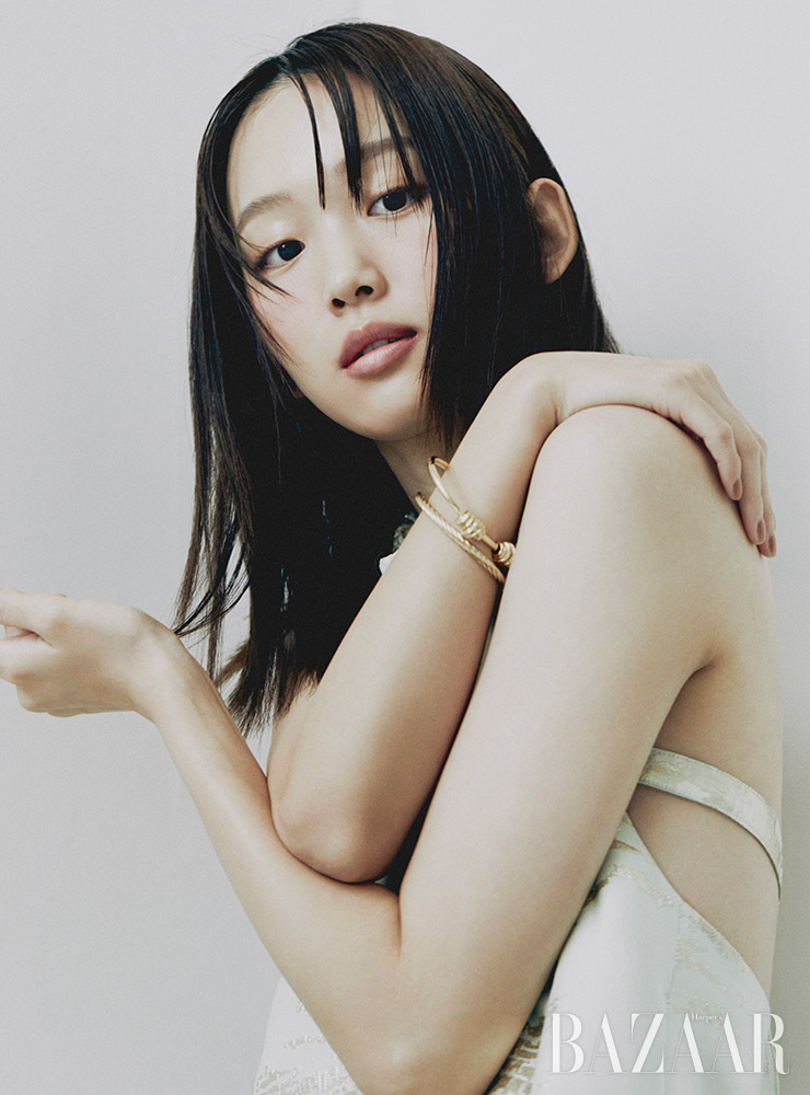 드레스는 Lee.y Lee.y. 위쪽 팔찌는 Doigte. 아래쪽 팔찌는 Portrait Report. 