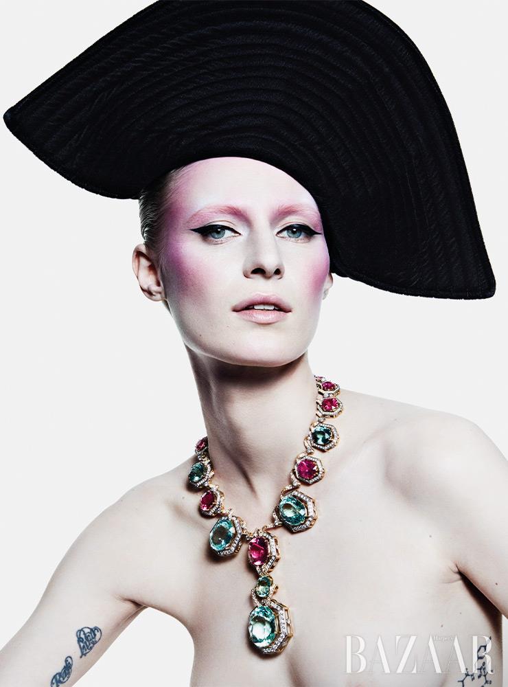 모자는 Eric Javits. 목걸이는 Dolce & Gabbana Alta Gioielleria.
