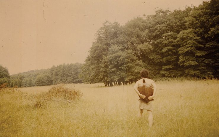 임동식, <1985년 함부르크에서의 거북이와 함께한 방랑 사진>, 1985, 8.7x13.1cm.