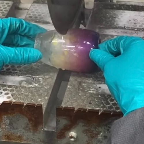 다양한 크기와 모양의 유리병을 절단해 비슷한 높이로 만들었다.