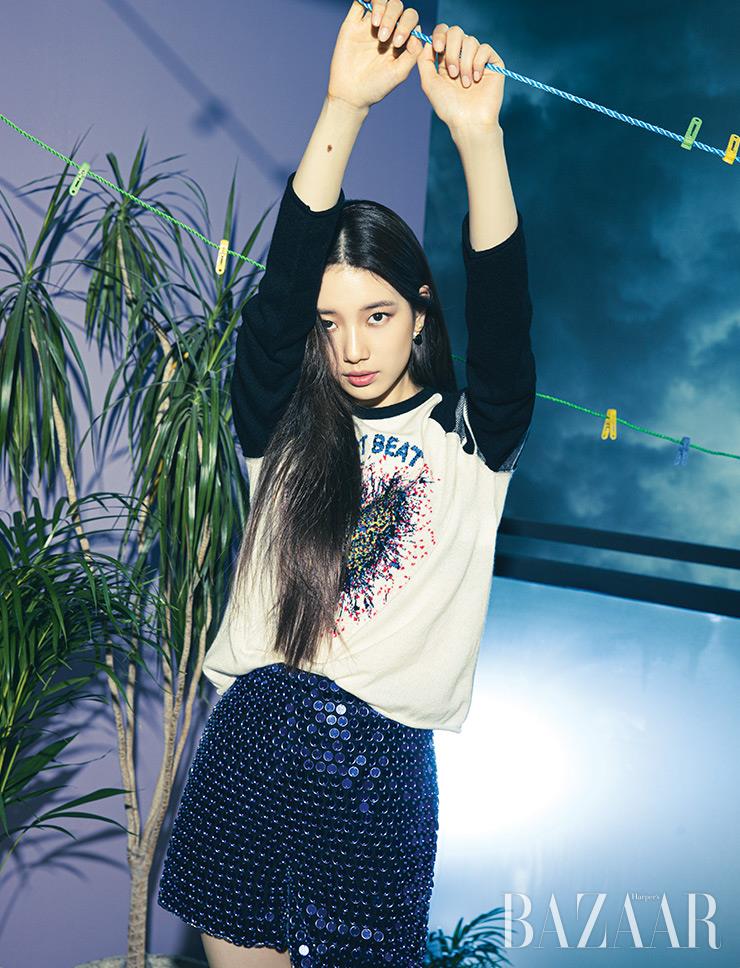 티셔츠, 시퀸 쇼츠, 귀고리는 모두 Dior.