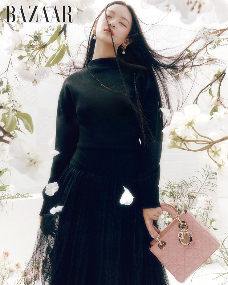 하니가 입은 니트 톱, 플리츠 스커트, 귀고리, ‘레이디 디올 마이 ABC 디올’ 백은 모두 Dior. 메이크업은 모두 Christian Dior Beauty.
