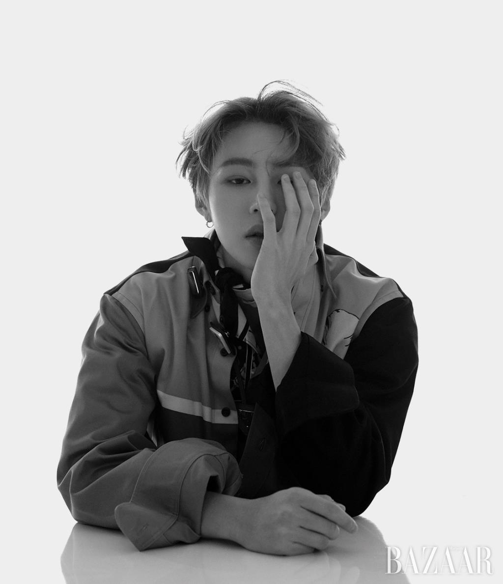 패턴 반팔 셔츠, 컬러 배색 셔츠, 넥 스트랩, 스카프, 브로치는 모두 Prada.