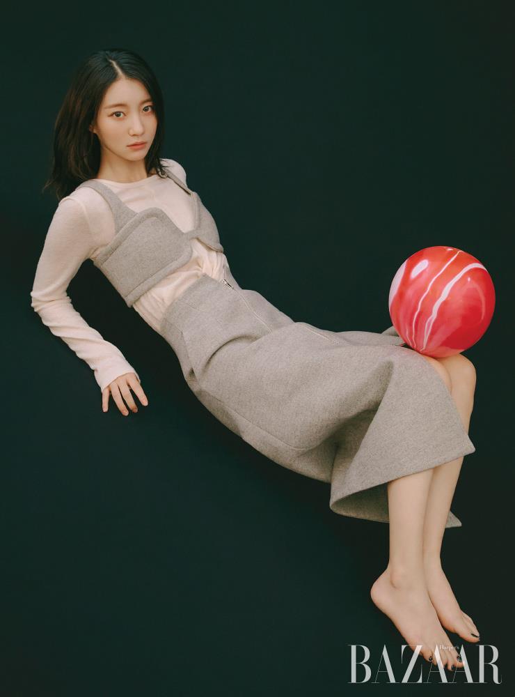 톱은 Johnny Hates Jazz. 뷔스티에, 스커트는 Fayewoo.