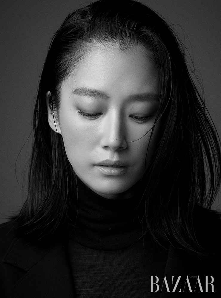 터틀넥은 Cos. 재킷은 Leha. 