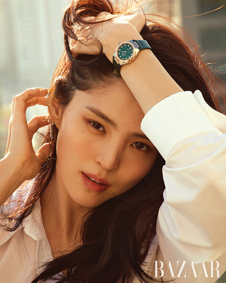 그린 컬러의 천연 어벤추린 스톤으로 제작한 다이얼의 ‘컨스텔레이션 코-액시얼 마스터 크로노미터 29mm’ 워치는 Omega. 셔츠는 Alexander Wang.