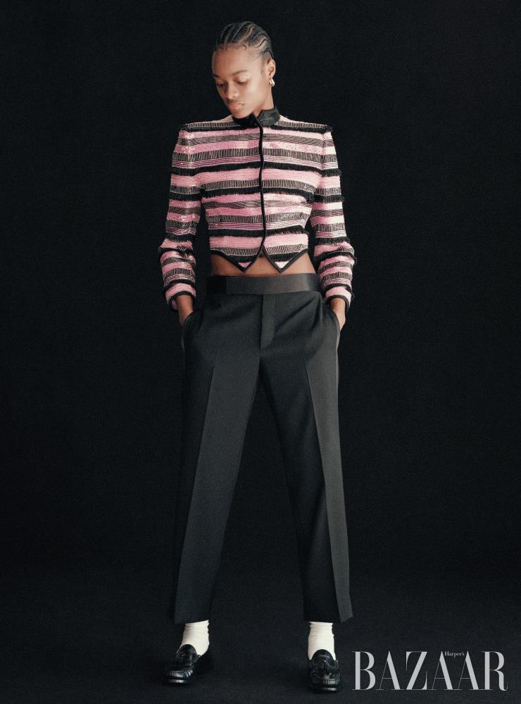 재킷, 팬츠는 Giorgio Armani. 모든 룩에 착용한 양말은 Falke. 로퍼는 Celine by Hedi Slimane.