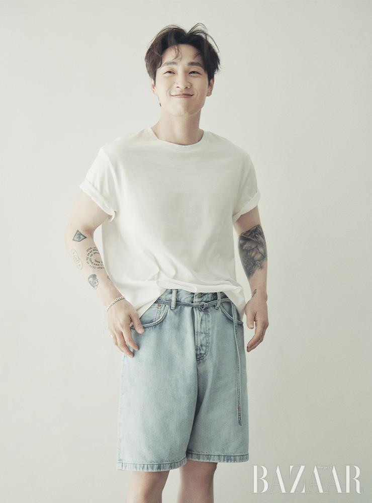 팬츠는 Acne Studios. 팔찌는 AphrosexAmondz. 반지는 Mama Casar. 톱은 스타일리스트 소장품.