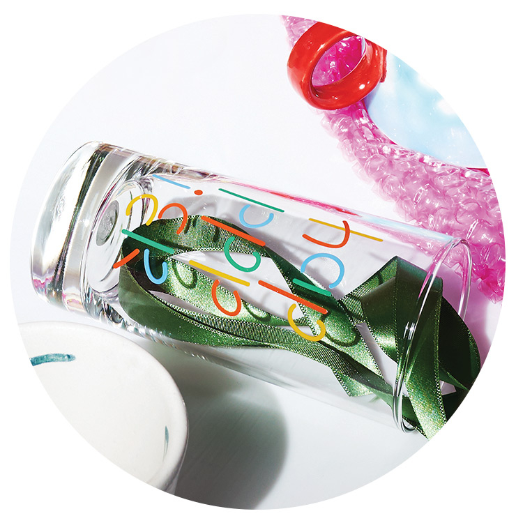 무지갯빛 레터링 디자인으로 포인트를 주어 발랄한 느낌의 유리컵은 1만2천원 Oh, Lolly Day!