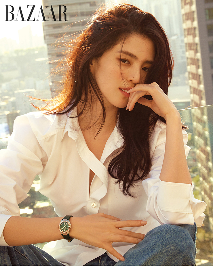 천연 어벤추린 스톤 다이얼의 ‘컨스텔레이션 코-액시얼 마스터 크로노미터 29mm’ 워치는 Omega. 셔츠는 Alexander Wang. 팬츠는 Blossom H.