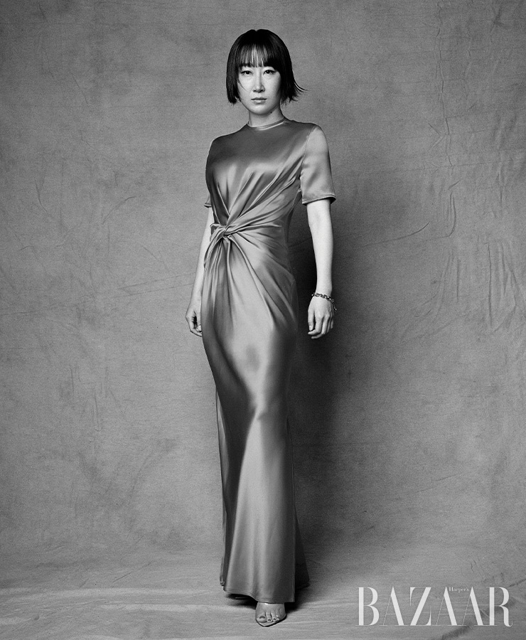 드레스는 Ports 1961. 팔찌는 Portrait Report. 펌프스는 Gianvito Rossi.