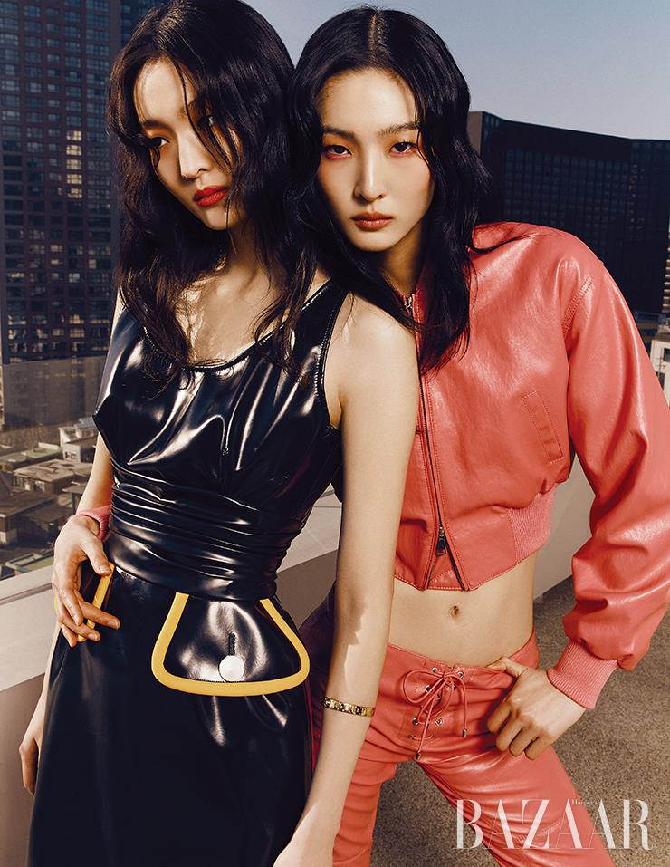 (왼쪽부터) 서윤이 입은 원피스, 브레이슬릿은 Louis Vuitton. 서현이 입은 레더 블루종, 팬츠는 Blumarine. 