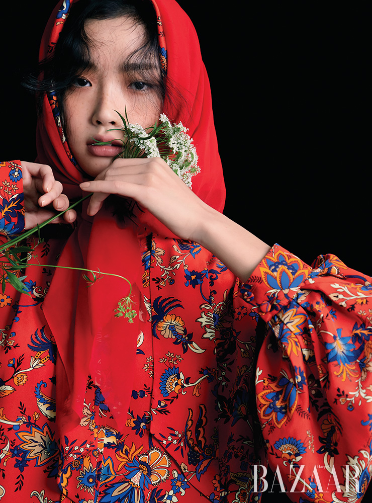 블라우스, 스카프는 모두 가격 미정 Givenchy.