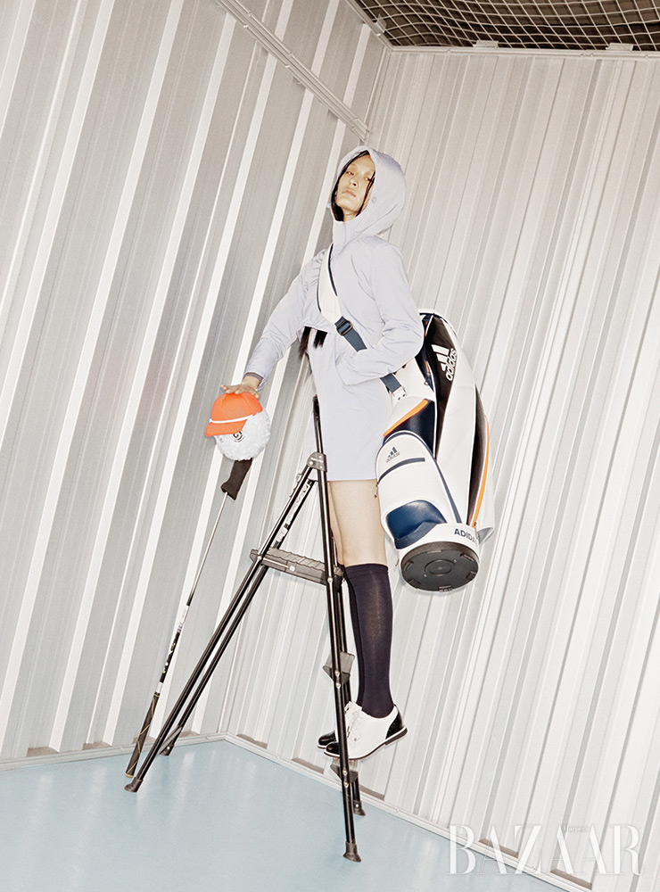 3 in 1 재킷과 원피스 세트는 39만원대 Mizuno Golf. 캐디 백은 33만원 Adidas Golf. 니삭스는 1만원대 Clove. 골프화는 39만원대 G/Fore by The Cart Golf. 헤드 커버는 12만원대 Malbon Golf. 골프채는 가격 미정 Yamaha.