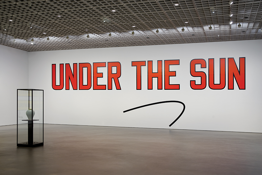 《LAWRENCE WEINER: UNDER THE SUN》 전시장 전경.