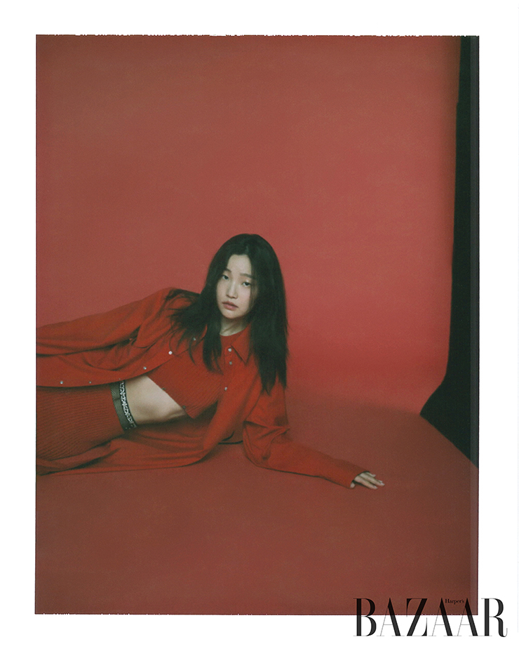 셔츠, 망사스타킹은 Maison Margiela. 이너 톱, 스커트는 Eenk.