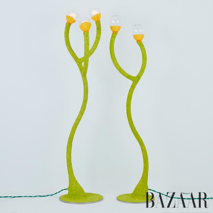 잡지를 종이 죽으로 만들어 기둥에 바르고 컬러를 입혔다. 조명은 두 쌍으로 제작되었다.