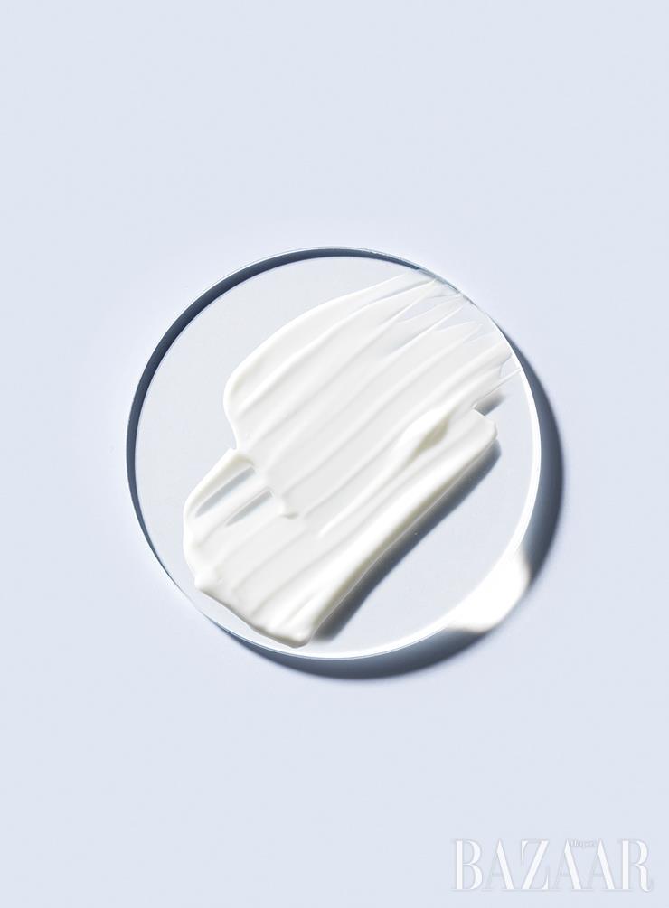 Dr.g 그린 마일드 업 선 에센스 SPF50+/ PA++++ 2만9천원.