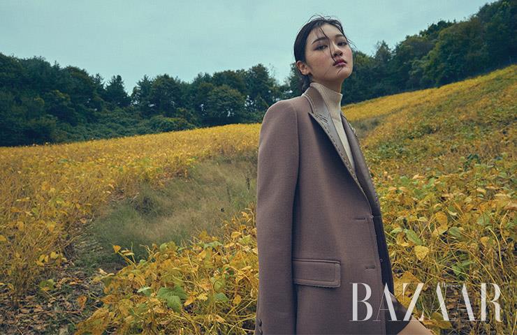 코트는 6백만원대, 니트 톱은 1백만원대, 쇼츠는 1백만원대 모두 Fendi.