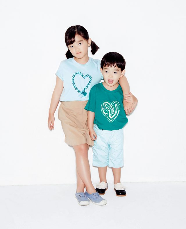‘하트 포 아이’ 키즈 티셔츠를 입은 소을과 다을.