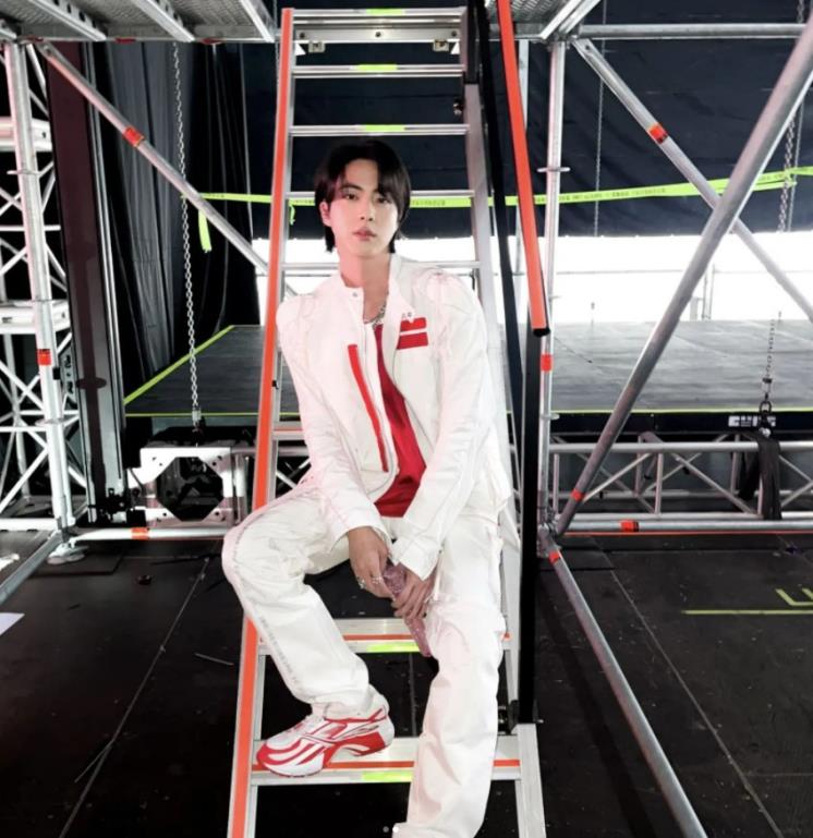 사진 / 진 인스타그램 @jin