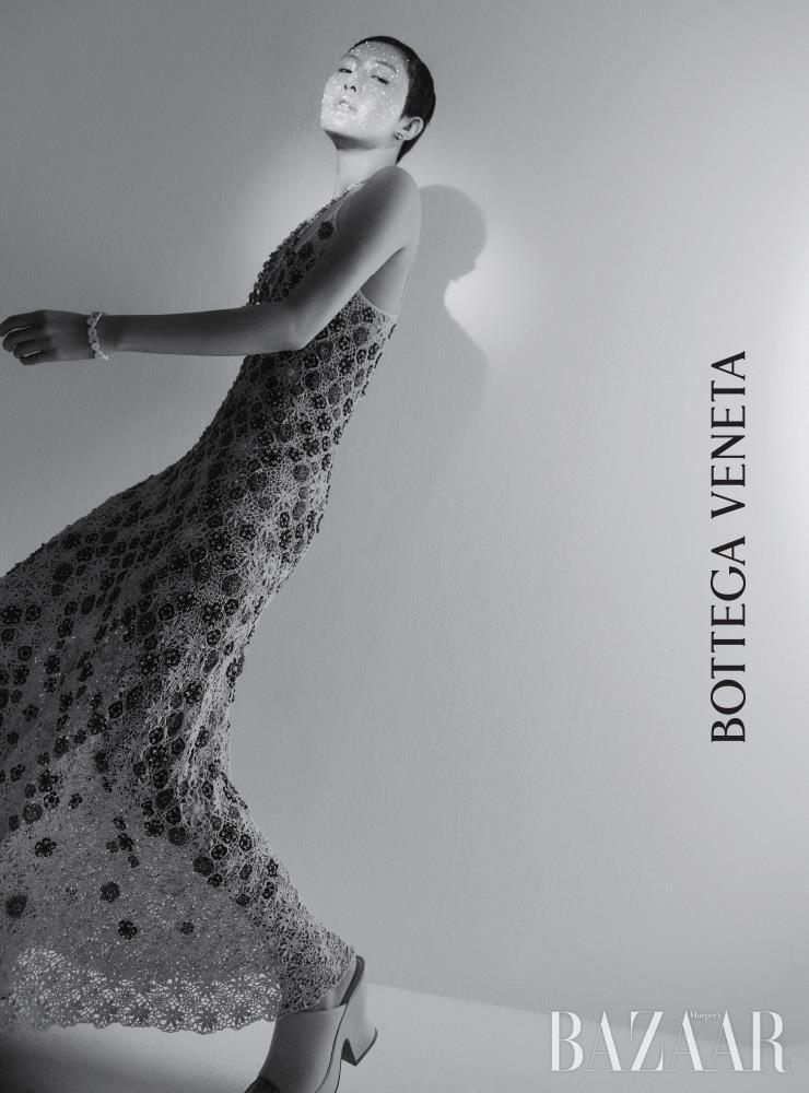 비즈 장식의 니트 드레스, 귀고리, 목걸이, 팔찌, 뮬은 모두 Bottega Veneta.