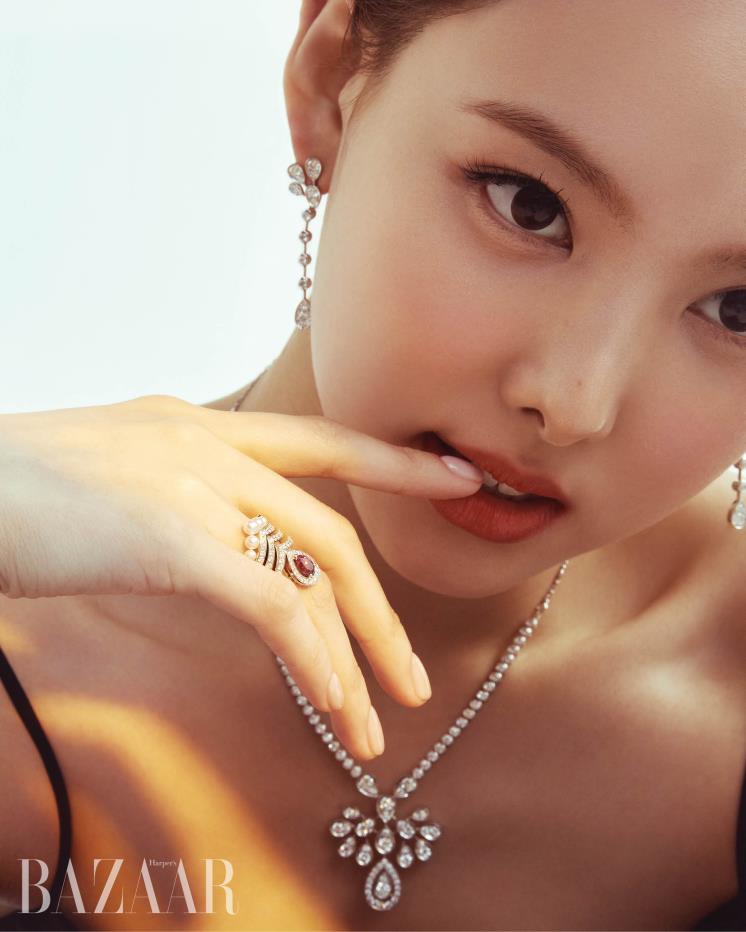 화이트 골드에 브릴리언트 컷 다이아몬드를 세팅한 ‘조세핀 아그레뜨 임페리얼 이어링’, 라운드 브릴리언트 컷 다이아몬드의 ‘조세핀 아그레뜨 임페리얼 네크리스’, 약지에 착용한 반지는 위부터 화이트 골드에 브릴리언트 컷 다이아몬드와 0.8캐럿 로돌라이트 가닛이 세팅된 ‘조세핀 아그레뜨 링’, 화이트 골드에 다이아몬드를 파베 세팅한 ‘조세핀 아그레뜨 링’, 화이트 골드에 아코야 진주와 다이아몬드를 파베 세팅한 ‘조세핀 아그레뜨 링’ 모두 Chaumet. 드레스는 Bridal Kong.