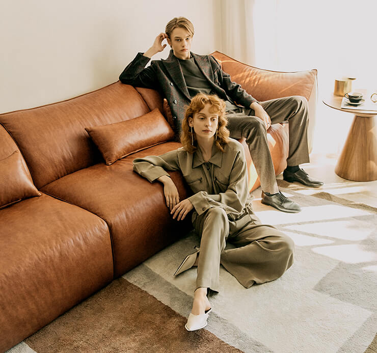 [토로(Toro) 오일 풀업 가죽 소파] 고밀도 컴포트 폼 위에 구스가 들어가 착석감이 우수하다. 빈티지한 브라운 컬러의 가죽이 매력적이며 유니크한 라인이 돋보이는 소파 . 6백 20만원 , 자코모. 