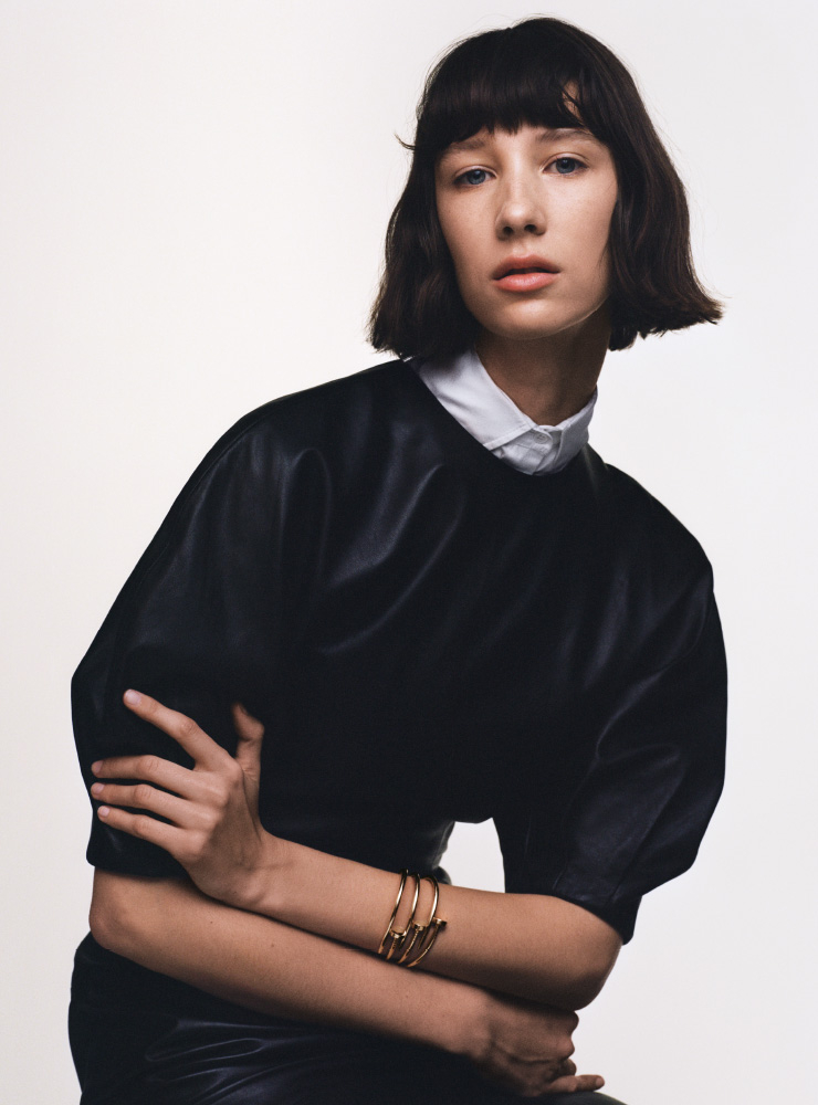 드레스는 Gabriela Hearst. 셔츠는 Dior. ‘저스트 앵 끌루’ 팔찌는 모두 Cartier.