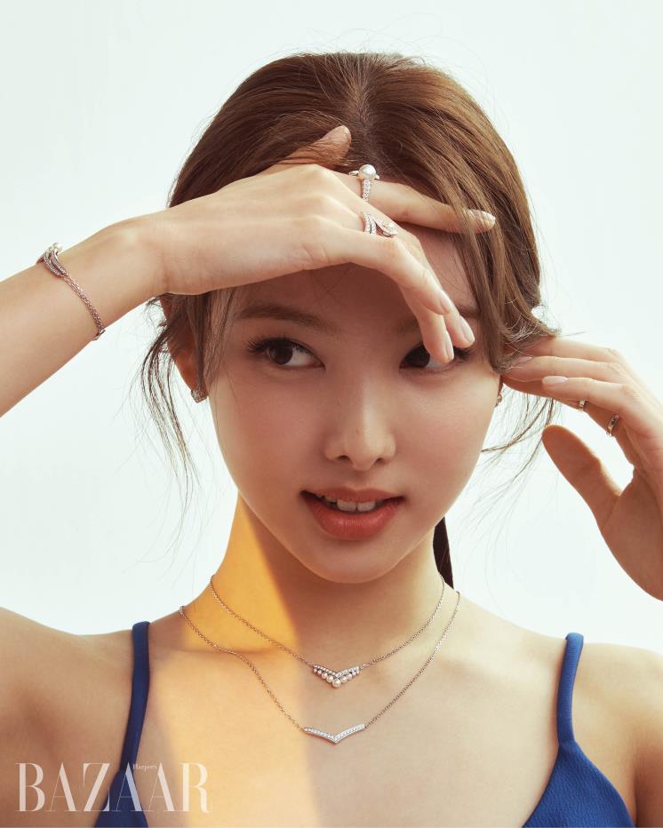 화이트 골드에 다이아몬드를 파베 세팅한 ‘조세핀 아그레뜨 이어링’. 오른손 검지에 착용한 ‘조세핀 아그레뜨 펄 링’, 약지에 착용한 화이트 골드에 0.6캐럿의 아코야 진주와 다이아몬드를 파베 세팅한 ‘조세핀 아그레뜨 링’, 함께 레이어드한 ‘조세핀 아그레뜨 링’, 위쪽 목걸이는 ‘조세핀 아그레뜨 펄 네크리스’, 아래쪽 목걸이는 ‘조세핀 아그레뜨 네크리스’, 레이어드한 ‘조세핀 아그레뜨 브레이슬릿’은 모두 Chaumet.