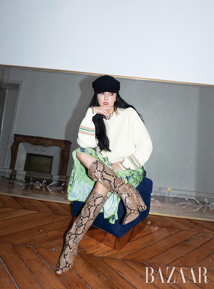 니트는 15만9천원, 스커트는 19만9천원 모두 It Michaa. 모자는 Zara. 목걸이는 39만원 Portrait Report. 팔찌는 모두 The Parkji. 부츠는 8 by YOOX.