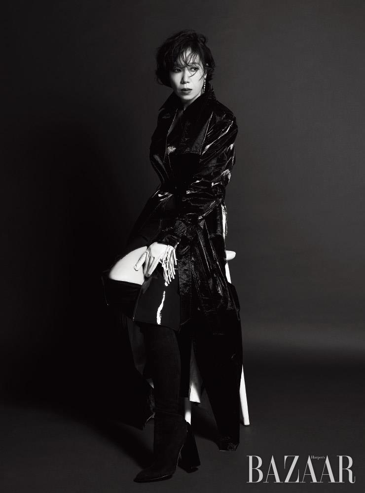 트렌치코트는 Maxxij. 스커트 Tod’s. 귀고리는 Atelier Swarovski. 부츠는 Hermes. 장갑은 스타일리스트 소장품.