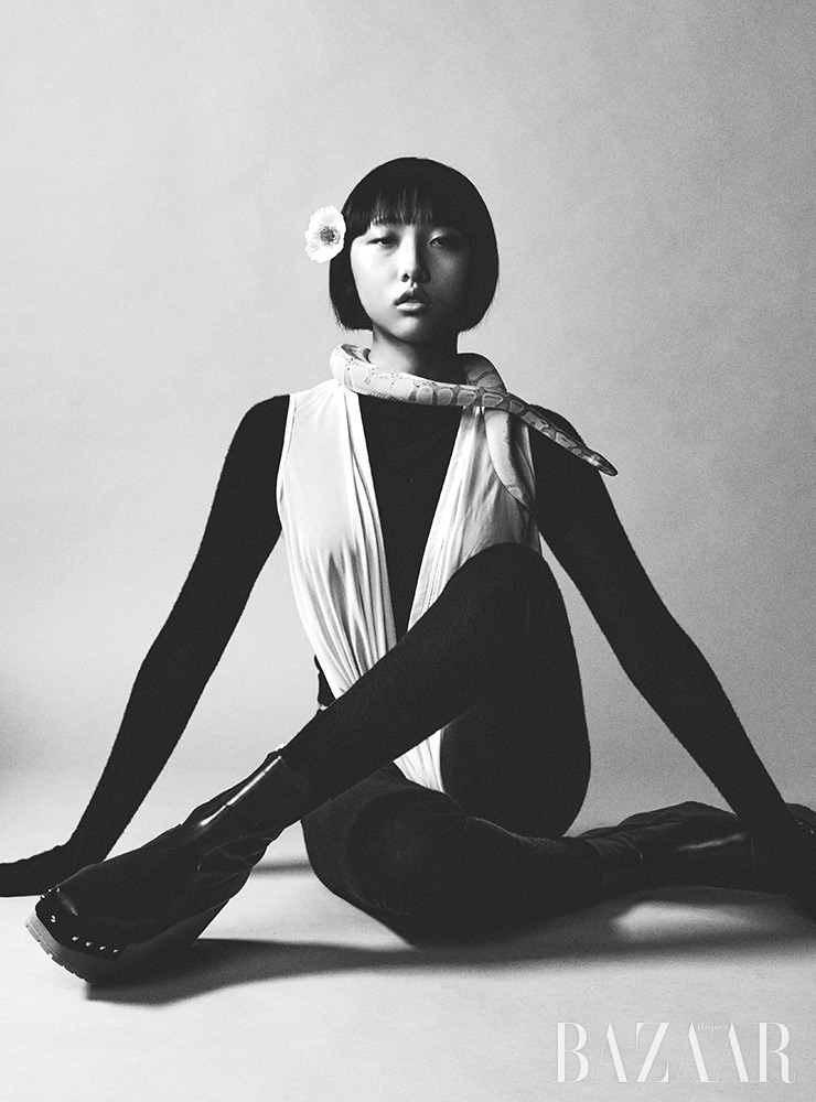 이너 톱, 니트 팬츠, 보디수트는 모두 Rick Owens. 웨지 부츠는 2 Moncler 1952.