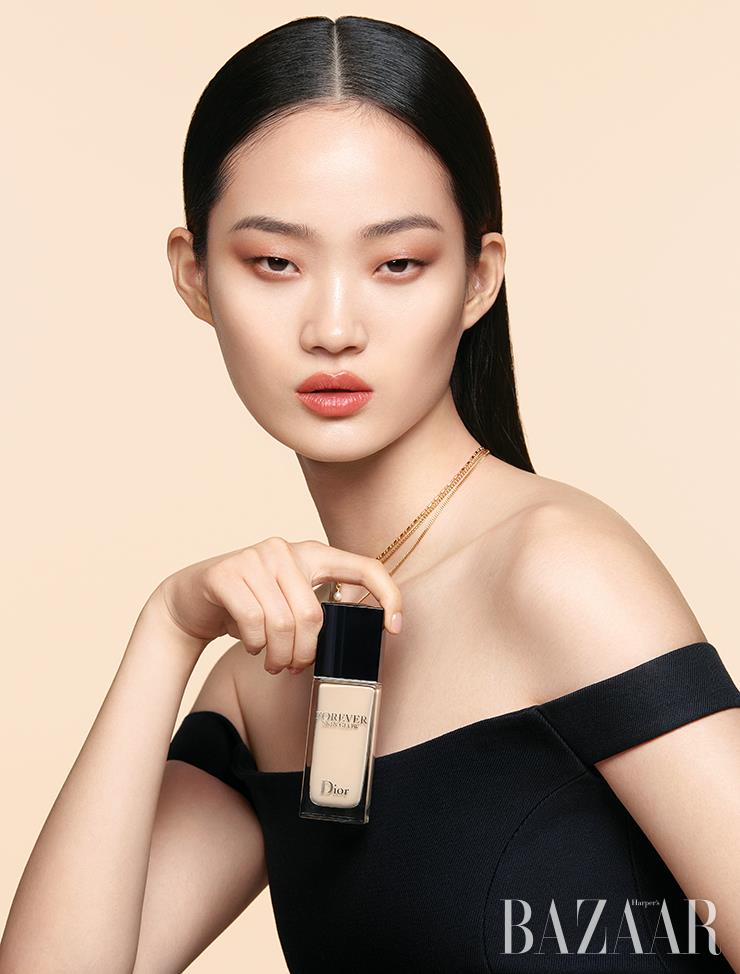 드레스는 Aimon. 목걸이는 Dior.