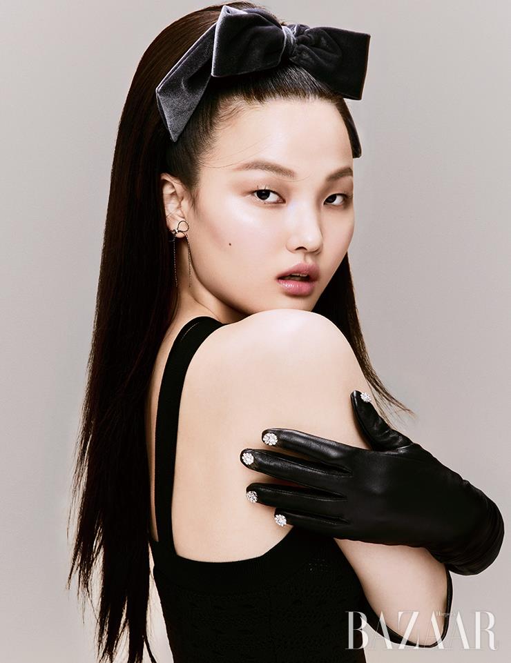 리본 핀은 Kindababy. 셔츠는 Saint Laurent by Anthony Vaccarello.